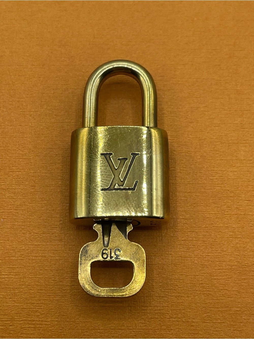 Louis Vuitton Lock and one Key #319 Gold Tone Cadena for Speedy Alma Bag LV🔐